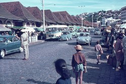 Traffic policeman and ny Zoma market: Rue du 26 Juin 1960, Antananarivo