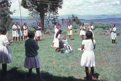 Girls dancing: Friends School, Soavinandriana