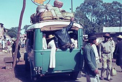 Laden taxi-brousse at Soavinandriana market