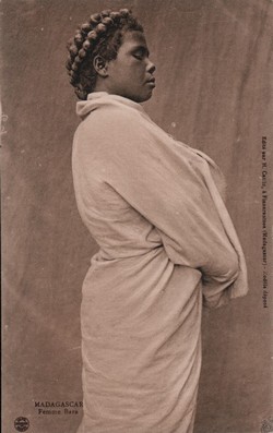 Madagascar. Femme Bara: Edité par H. Cattin, à Fianarantsoa (Madagascar) - Modèle déposé