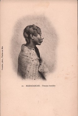 10. Madagascar. Femme betsiléo: Couadou, phot., Toulon-sur-Mer