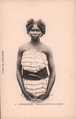 6. Madagascar. Femme de la Tribu des Andrabe: Couadou, phot., Toulon-sur-Mer