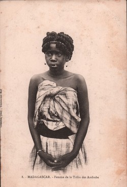 8. Madagascar. Femme de la Tribu des Andrabe: Couadou, phot., Toulon-sur-Mer
