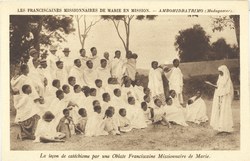 Les Franciscaines Missionnaires de Marie en Mission - Ambohidratrimo (Madagascar): La leçon catéchisme par une Oblate Franciscaine Missionaire de Marie