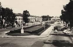 Avenue de l'Indépendance: Au fond la Gare