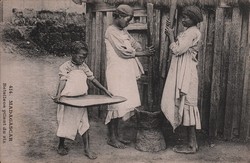 414. Madagascar: Betsileos pilant du riz